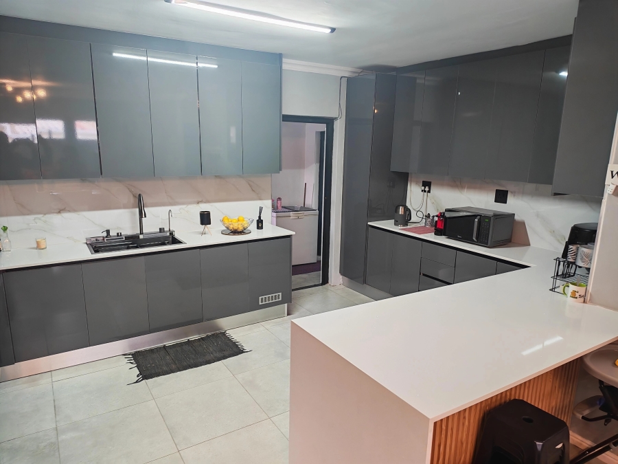 4 Bedroom Property for Sale in Gustrouw Western Cape